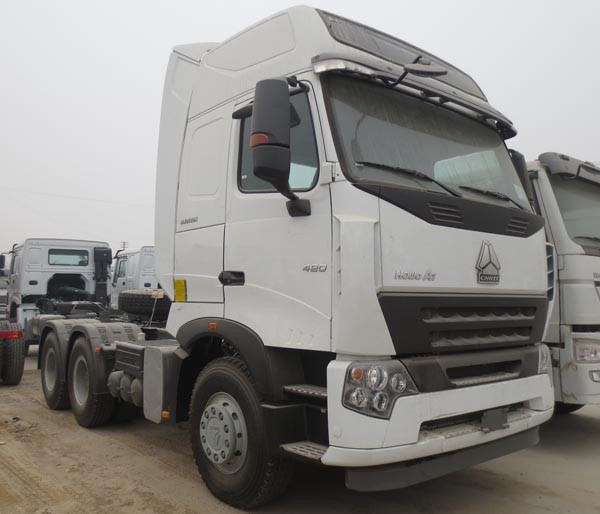 howo 371HP Tow Tractor / tractor head bule or red color World Famous Brand 6 by 4