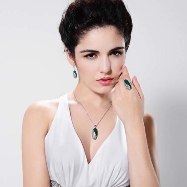 Vintage Sterling Silver Ring with Oval Green Agate and Marcasite (R12283GREEN)