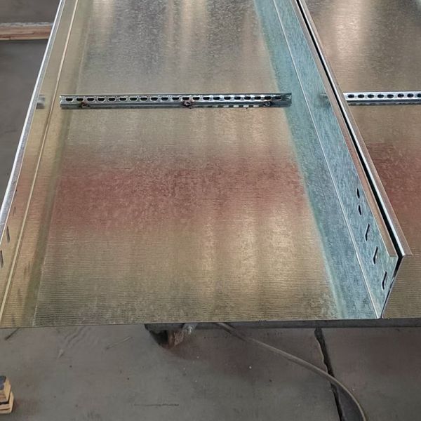 Light Duty Hot Dipped Galvanized Raceway Type Cable Tray For Smooth Cable Management