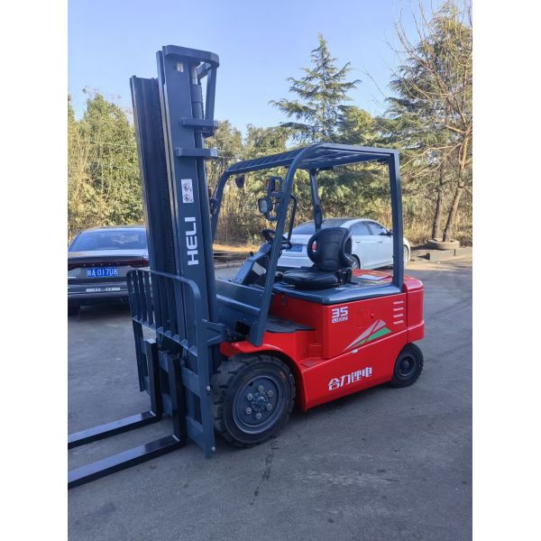 Used 3-Ton Toyota 7F Manual Forklift with Center Cylinder and Orange Paint, Offering a Compact and Reliable Solution for Material Handling in Limited