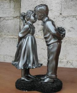 China Small Polyresin figurine(Young love) for home decoration or festival gift on sale