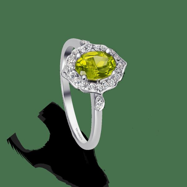 Gold oval beautiful, elegant peridot ring, vintage shape and natural, bright oval peridot