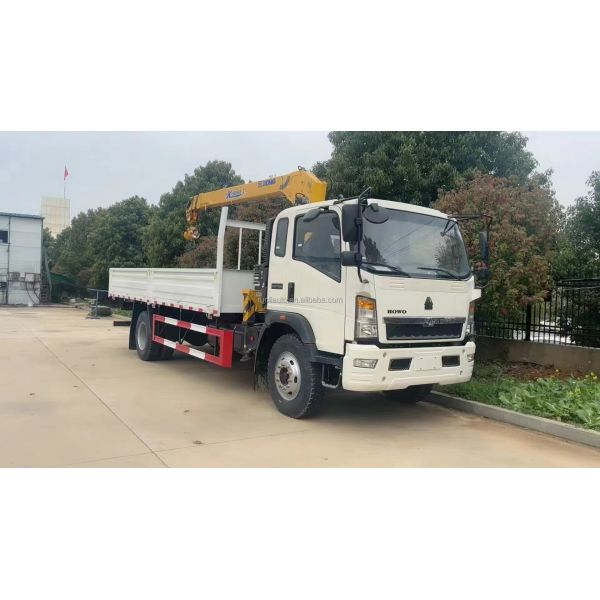 Factory Sinotruk HOWO Hydraulic Telescopic Boom Truck Mounted 5 Ton Crane