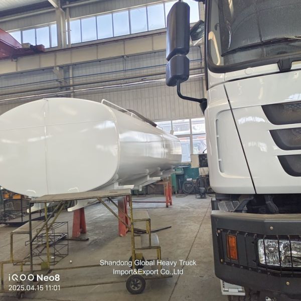 Sinotruk HOWO 6X4 20000 L 25000 L Carry Cargos Oil Tanker Truck Oil Fuel Tank Truck