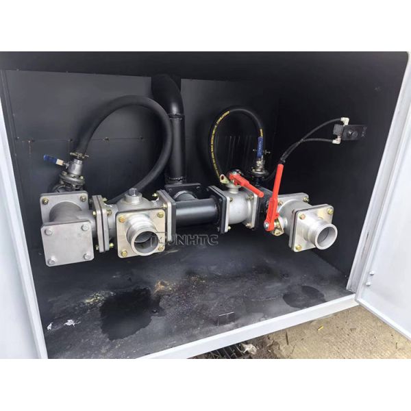 Sinotruk Howo Oil Tank Truck 6x4 340hp Capacity 12 Wheels Fuel Tank Truck For Sale