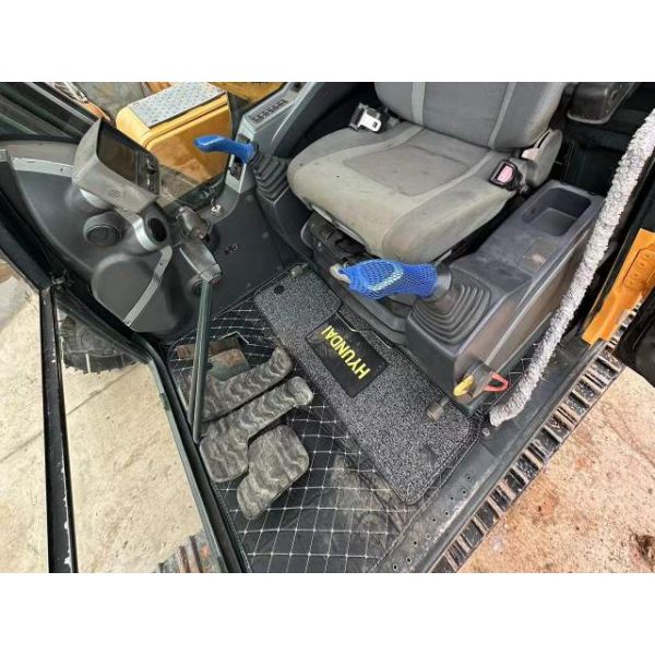 Hyundai R220-9S Excavator Cab