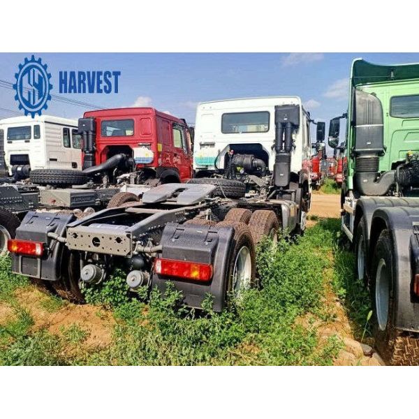 Radial 12.00R20 Tyres 6x4 HOWO Fuel Tank 400L RHD Prime Mover Truck