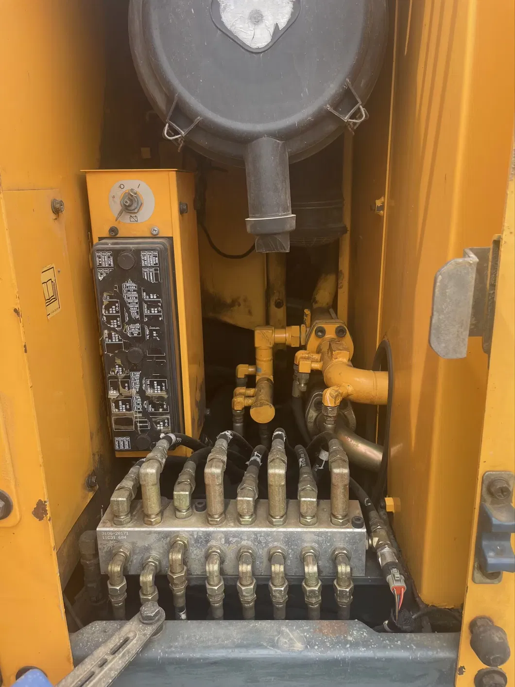 Professional Second-Hand Excavator Hyundai Original Hyundai 210W-9 Wheel Excavator 21tons Affordable