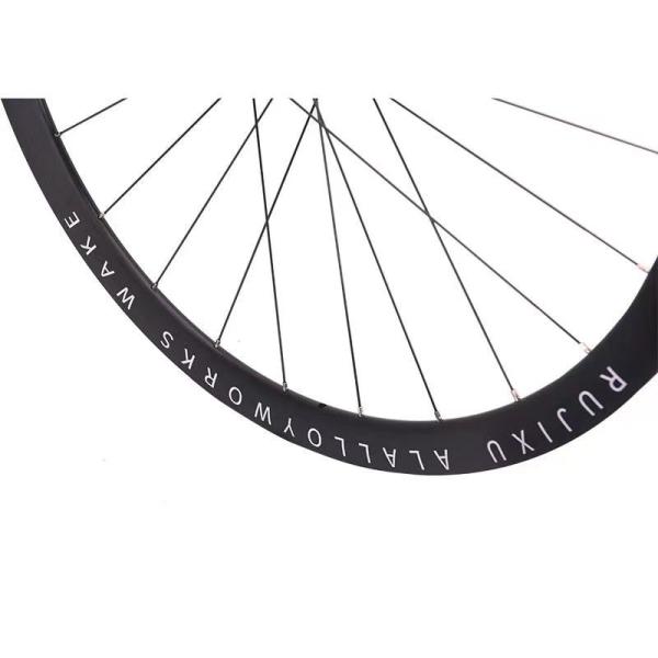 Ultralight 690 Ring Road Bicycle Wheelset Customizable With Colorful Hub