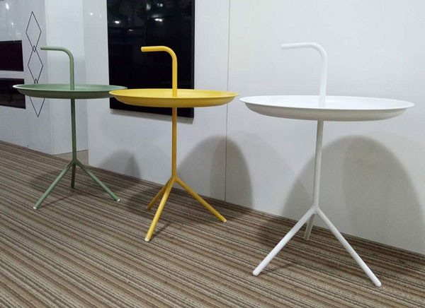 Metal Iron Round Coffee Table With Handle 49*66cm Tripod Structure Seamless Welding