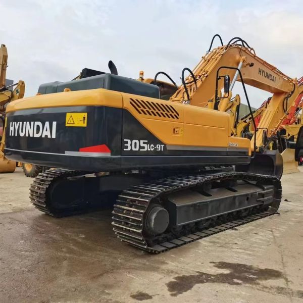 A second-hand Hyundai 305lc-9T tracked excavator in good condition