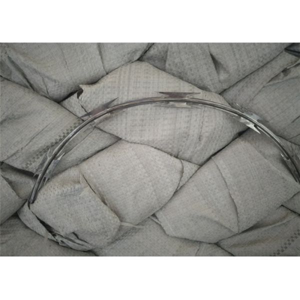 700mm Roll Diameter Razor Barbed Wire Cbt-65 Hot Dipped Galvanized