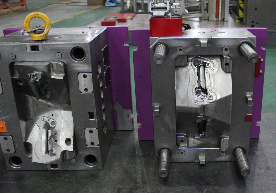 Precision Plastic Injection Moulding Services Of Automotive Lighting Mold