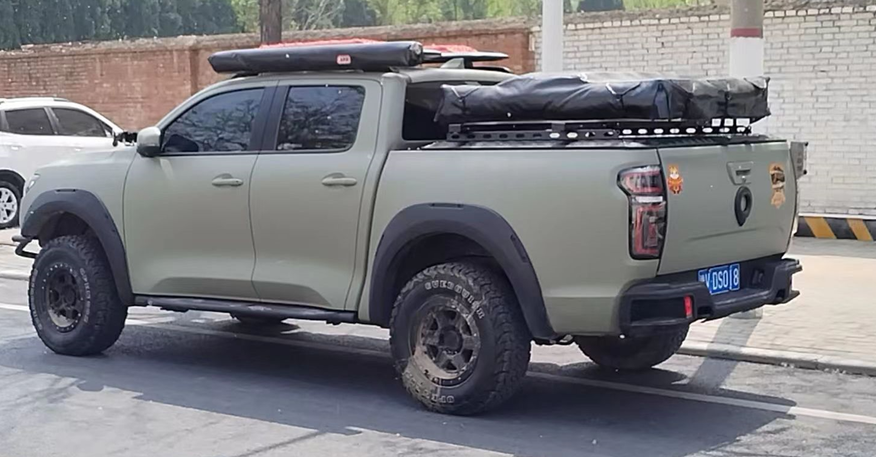 OEM Accepted Manganese Steel Hard Tri Folding Truck Bed Cover for Dodge Ram Maverick 5.5