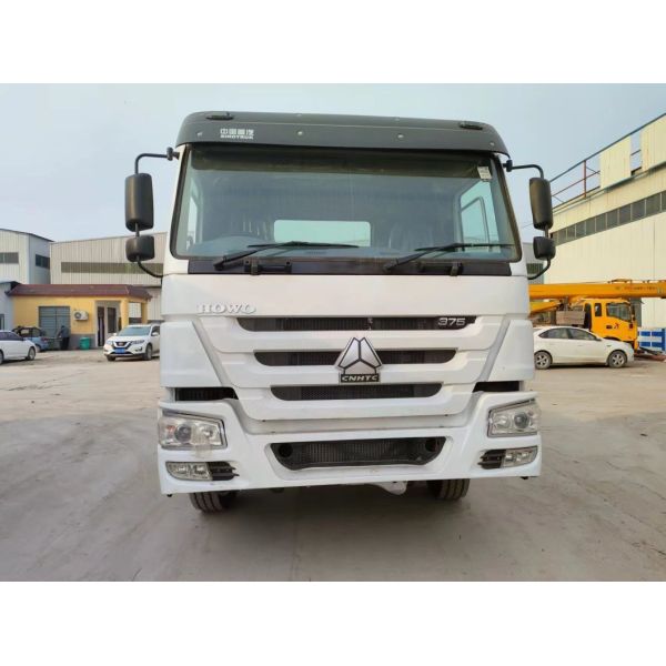 Right-Hand Drive Sinotruk Tractor Truck 6*4 White Color 6800*2496*2950mm Seats ≤5