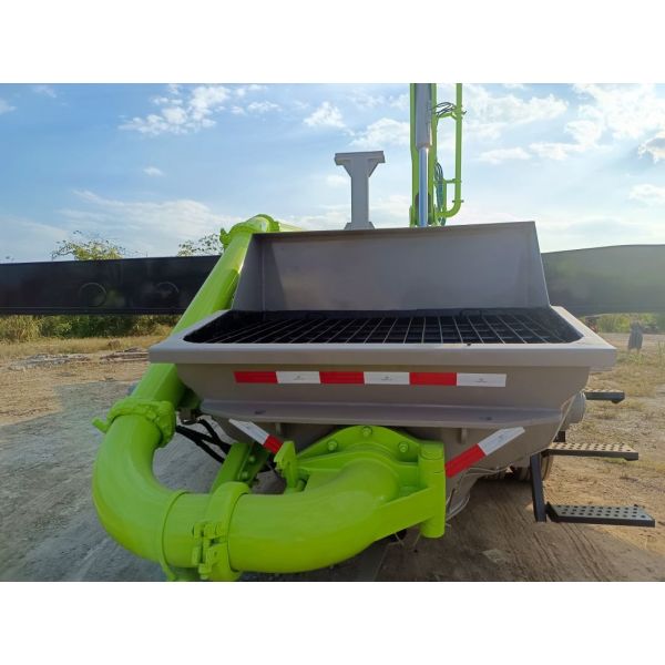 2013 Zoomlion 56m Benz Machinery Concrete Equipment Concrete Placing Boom Renewed Beton Pump Machine Second Hand Renovated Truck Mounted Concrete Pump