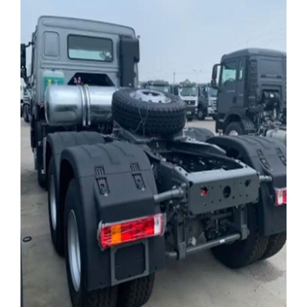 SINOTRUK HOWO 4x2 6x4 Heavy Truck Tractor Customizable Colors For Bulk Cargo Logistics Transport
