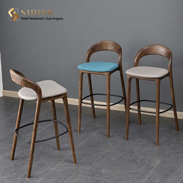 Nordic Solid Wood Contemporary Bar Chairs PU Leather High Back Bar Stools SGS