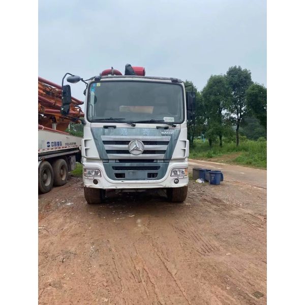 Used 63m Zoomlion Concrete Pump Truck Wireless Remote Control