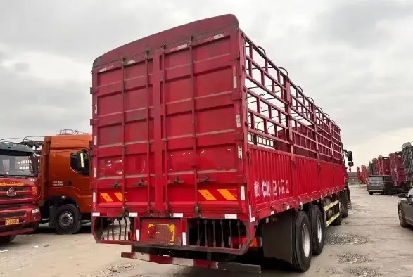 Used Cargo Trucks 17.8t Rated Load High Roof 420hp 8×4 Drive Mode 12 Tires FAST Gearbox Dongfeng Lorry Truck