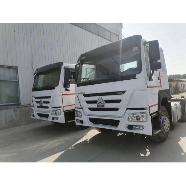 10tires Tractor Truck Heavy Duty Trailer Head Tractor Trucks Tire Design Radial HOWO 6X4