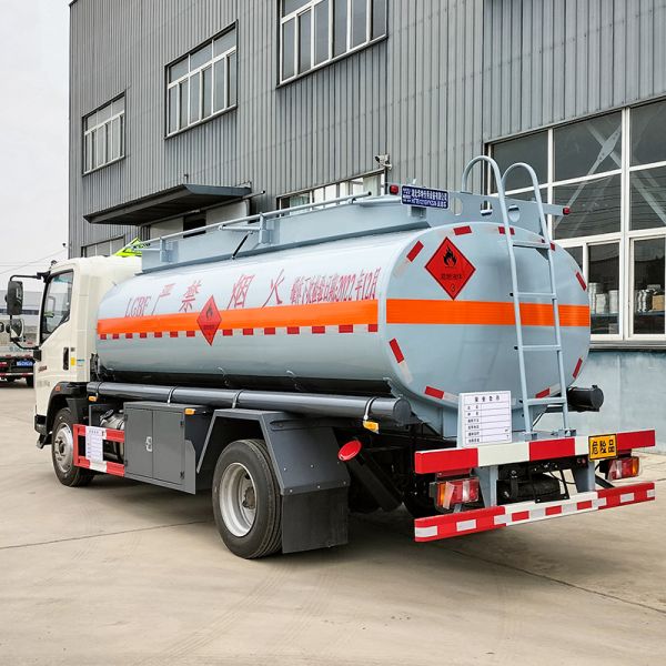 Oil Transportation with White Dongfeng Freka 9.6 Oil Tanker Truck 4 6L Engine Capacity
