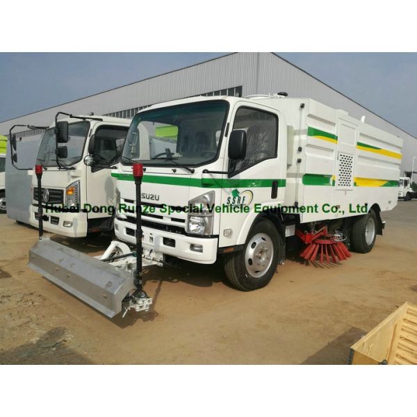 Multifunctional ISUZU Road Cleaning Truck , Vacuum Broom Sweeper Truck