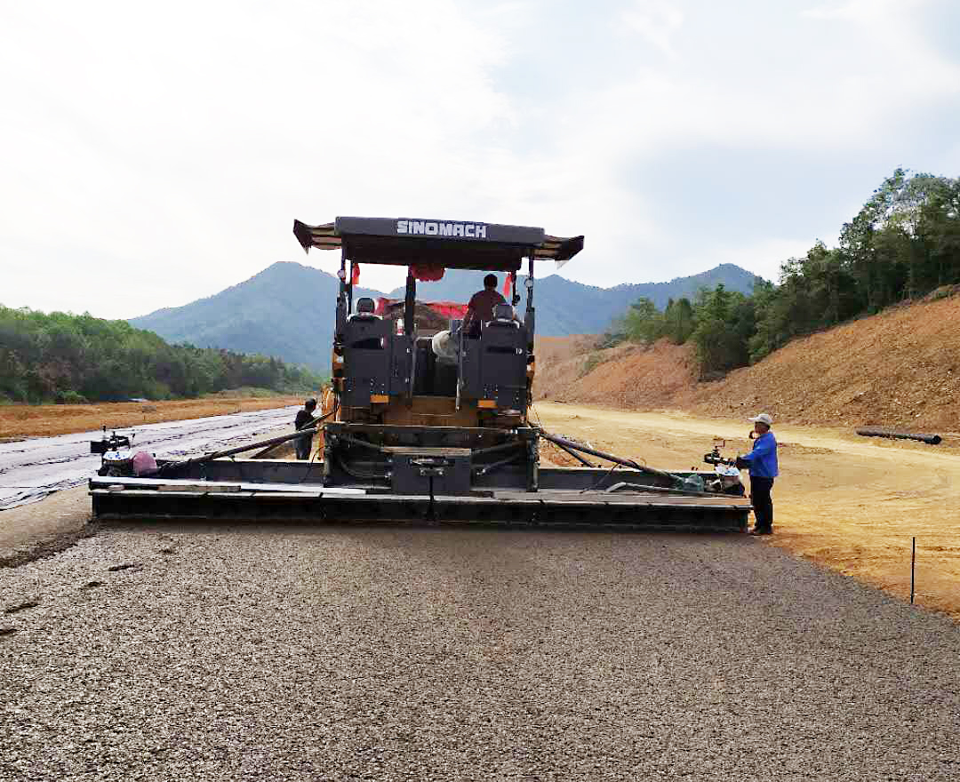 Crawler Road Asphalt Paver Equipment GYA4200 With Cummins Engine