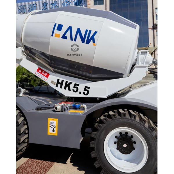5.5m3 Self Loading Mixer with Powerful Cummins Engine Hot Sale In