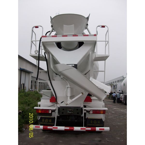 Self Loading Mobile Concrete Mixer Truck , Red Color Cement Concrete Mixer