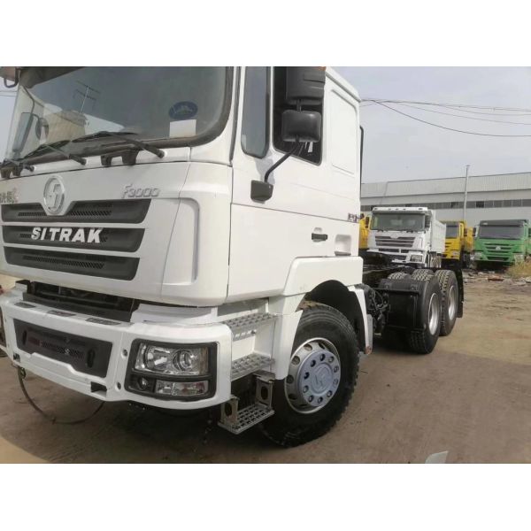 Hand 6X4 Sinotruck HOWO Manual Trucks Head Used Tractor Truck with Radial Tire Design