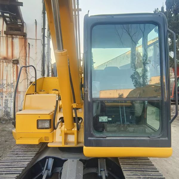 Japan Komatsu PC 70 Excavator with 48.5KW Cummins Engine in Good Condition