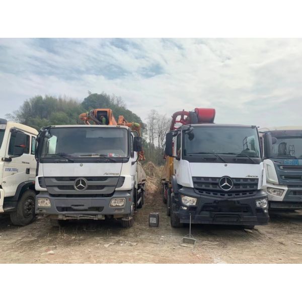 2013 49m 56m 62m Efficient Remote Control Concrete Pump 50M Vertical Reach Compatible with Most Trucks