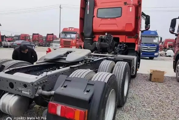 2nd Hand Trailers 3 Seats 6×4 Drive Mode 460hp HOWO Tractor Trailer Red Color 10 Tires