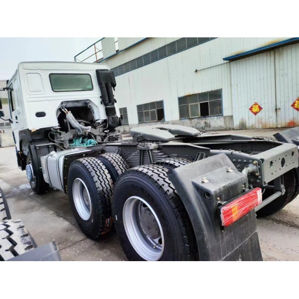 Mechanical Diesel Fuel White Sinotruk HOWO 6*4 Tractor Truck Manual Gearbox