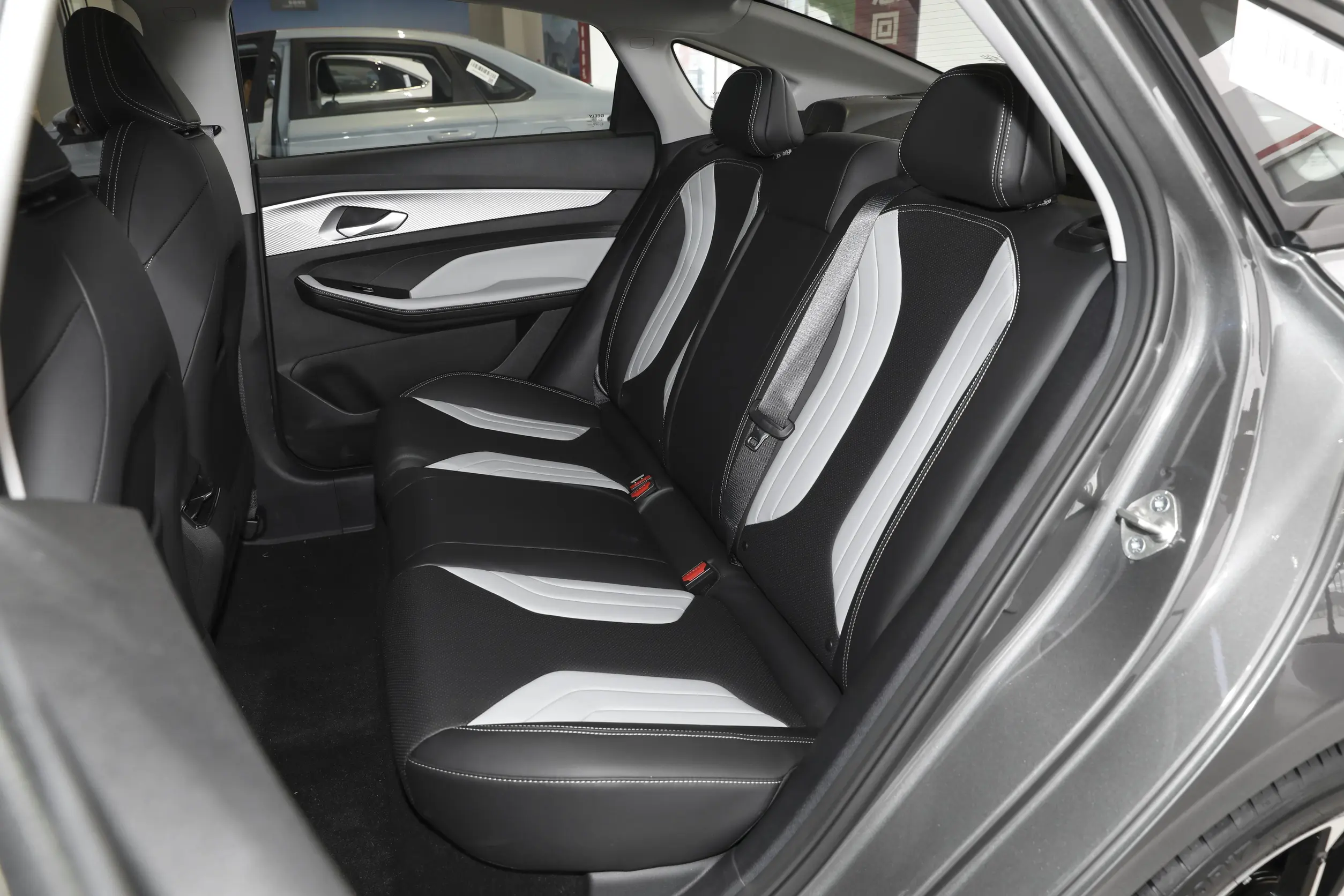 New Geely 2024 Year 2WD Gasoline Car Durable Powerful Ideal Car With Customized Color