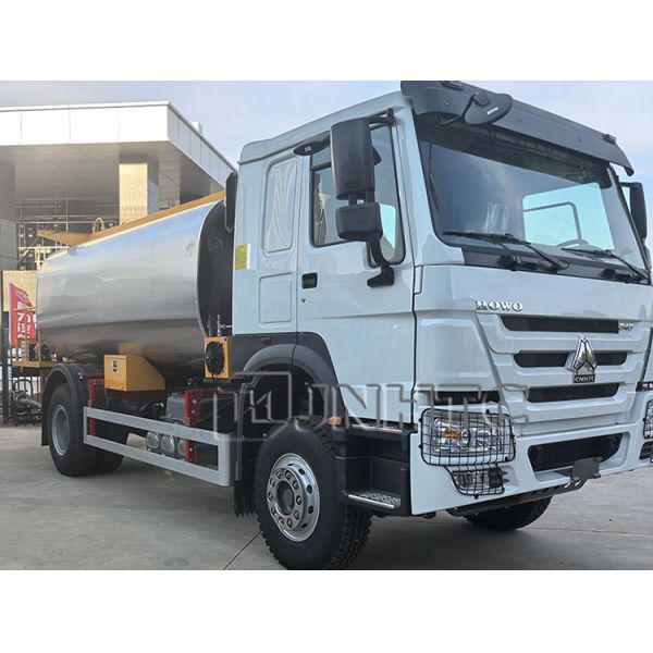 HOWO 4X2 Road Construction Trailer Asphalt Distributor Truck With Spray Bar For Asphalt Priming