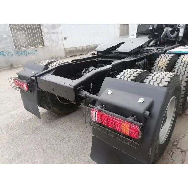 Hand 6X4 Sinotruck HOWO Manual Trucks Head Used Tractor Truck with Radial Tire Design