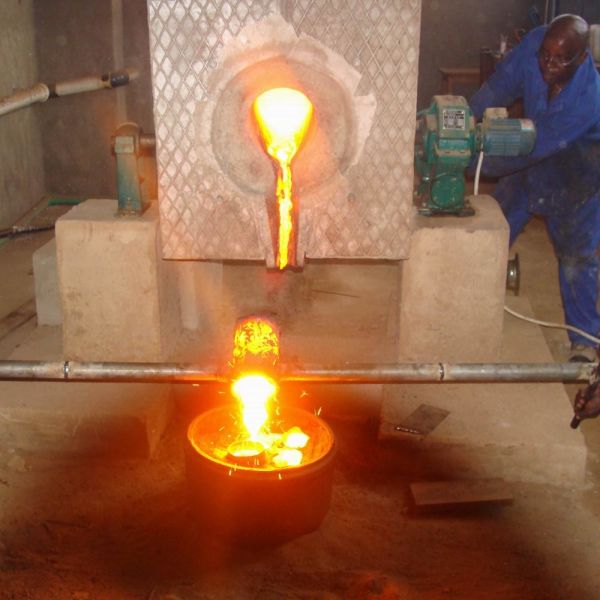 Industry Cast Iron Ingot Induction Melting Furnace 1.5 Ton Steel Loading Capacity