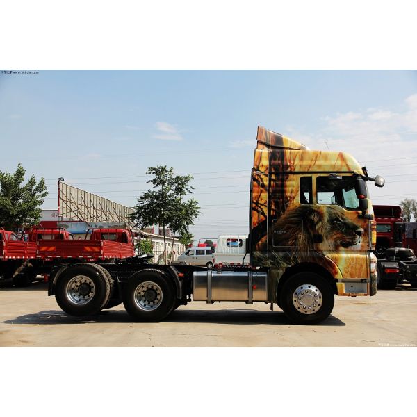 Low Oil Consumption 6*4 Tractor Truck Head Large Volume Fuel Tank 400L