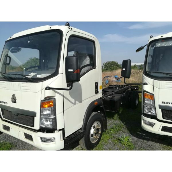 6 Wheels Light Duty Commercial Trucks 4T Euro 2 Light Cargo Truck Chassis