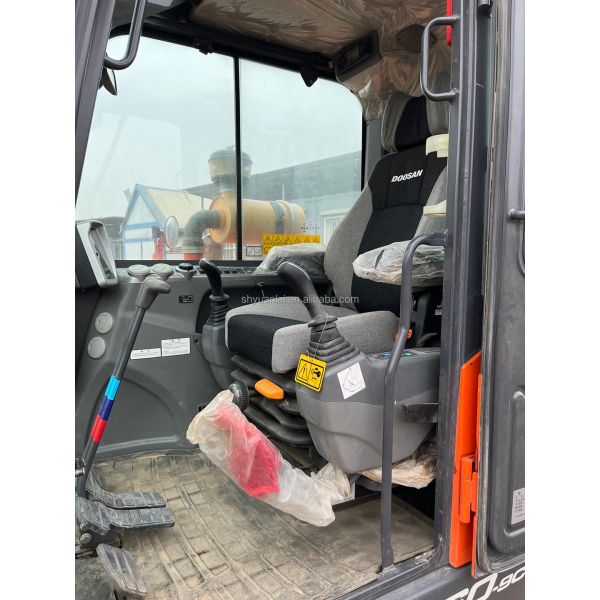 Good Condition Second Hand DOOSAN DX60 Excavator Original Paint and Energy-Saving