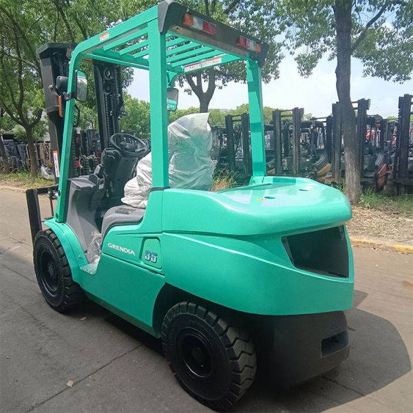 Industrial-Grade Used Mitsubishi 3.5 Ton Capacity Diesel Triple Mast Forklift in Green with Center Cylinder, Designed for Tough Warehouse Tasks